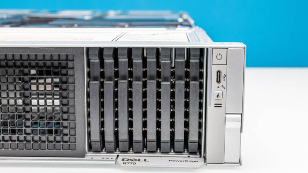Dell-PowerEdge-R770-Front-Right-E3.S-Bays.jpg
