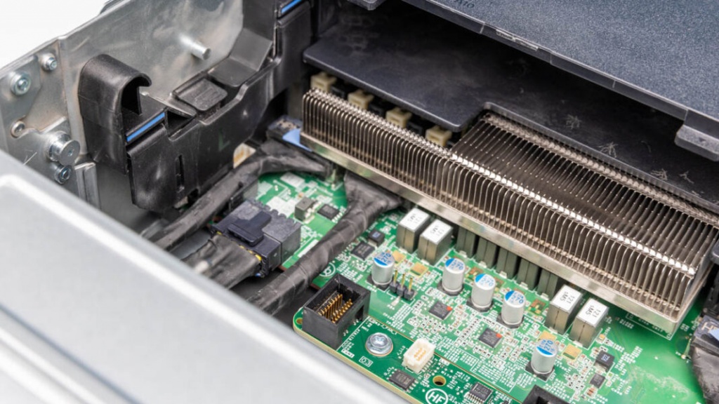 Dell-PowerEdge-R770-Front-Left-MCIO-1068x601.jpg