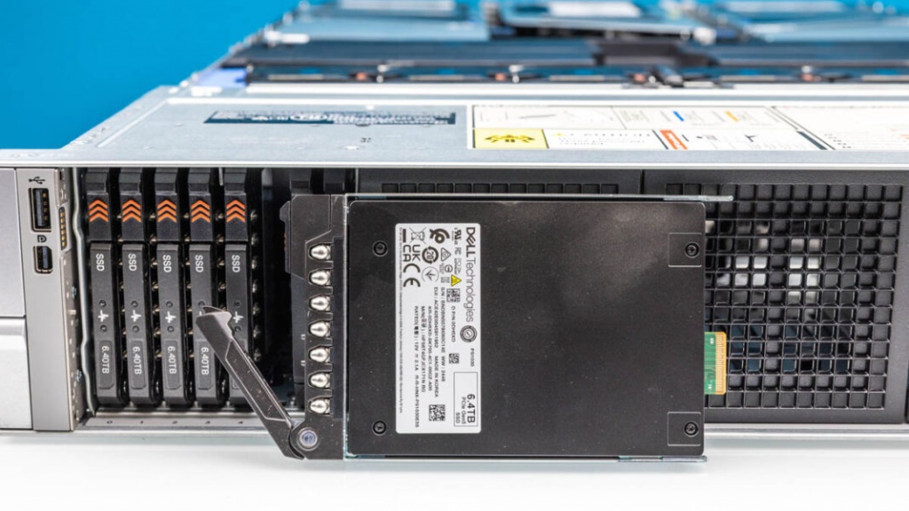 Dell-PowerEdge-R770-E3.S-SSD-Out.jpg