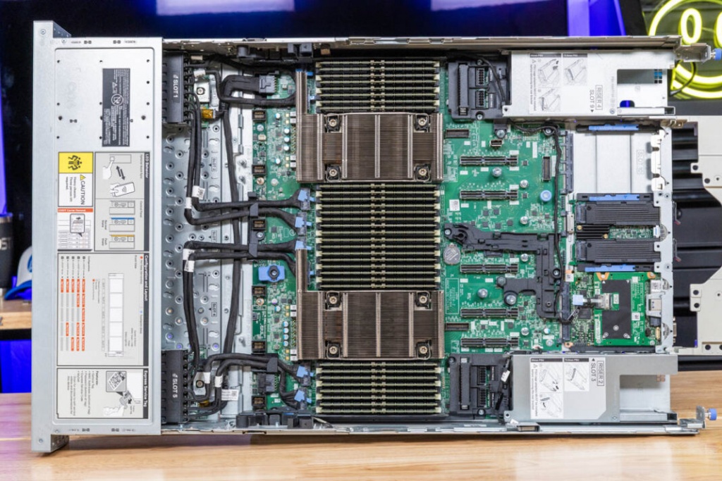 Dell-PowerEdge-R770-Internal-Overview-1068x713.jpg