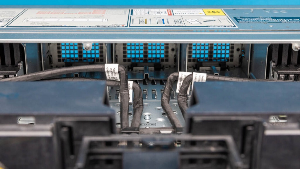 Dell-PowerEdge-R770-Center-Airflow-Channel-From-Inside-1068x601.jpg