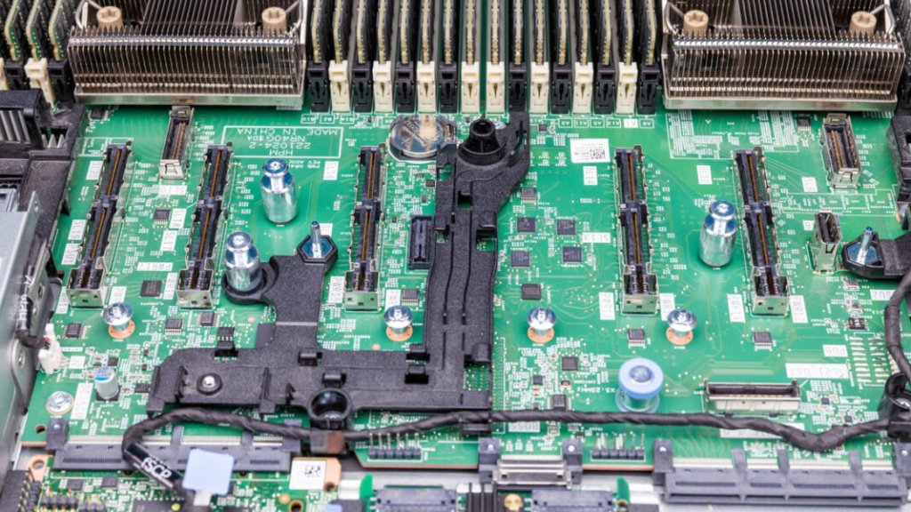 Dell-PowerEdge-R770-Rear-x16-Riser-Slots-1068x601.jpg